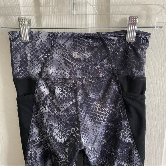 Champion High Waisted Snakeskin Leggings Size XS Gray Black Spandex Blend - Picture 5 of 6